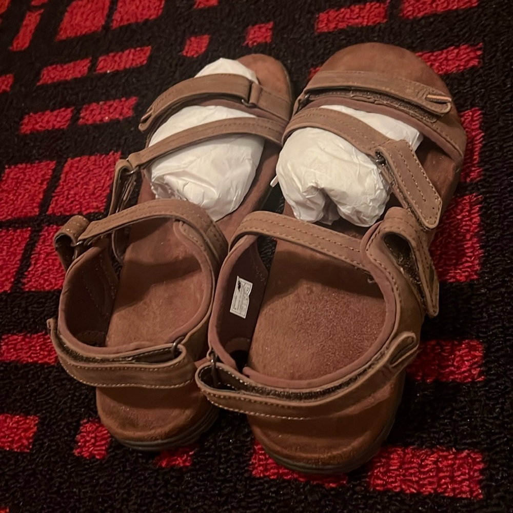 New Balance Women’s Maya Leather Sandals w/ box - Size 11 - Brown. Like New